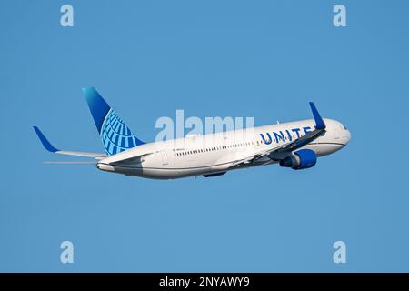 London, Großbritannien - 13. Februar 2023: United Airlines Boeing 737 startet vom Flughafen London Heathrow das Flugzeug hat eine Reichweite von 6.340 Meilen mit 177 Sitzen Stockfoto