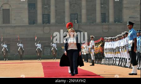 New Delhi, Delhi, Indien. 2. März 2023. Italienischer Premier Giorgia Meloni inspiziert eine Ehrenwache während eines feierlichen Empfangs im indischen Präsidentenpalast in Neu-Delhi, Indien, 02. März 2023. (Kreditbild: © Ravi Batra/ZUMA Press Wire) NUR REDAKTIONELLE VERWENDUNG! Nicht für den kommerziellen GEBRAUCH! Kredit: ZUMA Press, Inc./Alamy Live News Stockfoto