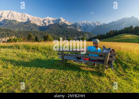 Frau, Bank, Wandern, Eckbauer, Garmisch Partenkirchen, Wetterstein-Gebirge, Oberbayern, Bayern, Deutschland, Europa Stockfoto