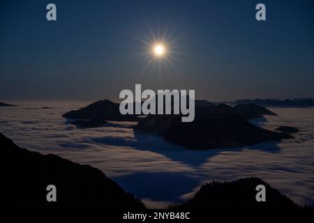 Blick vom Herzogstand auf Jochberg und Benediktenwand, Bayerische Alpen, Walchensee, Bayern, Alpen, Deutschland, Europa Stockfoto