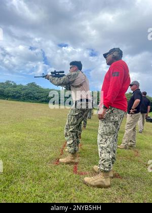 SANTA RITA, Guam (24. Januar 2023) Ein Seemann der Maritime Expeditionary Security Group (MESG) 1 des von Guam eingesetzten Sicherheitsteams (EST) führt eine Feuerwehrübung durch, die von der MESG-1-Einheit zur Bewertung der Ausbildung (TEU) durchgeführt wird. TEU bietet vierteljährlich eine taktische Schulung der Maritime Expeditionary Security Forces Close Quarter für die von der MESG-1 entsandten Sicherheitsteams Guams an. (Foto der US Navy von Gunner’s Mate 1. Class Christopher Olson) Stockfoto