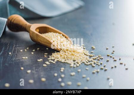 Getrocknete Sesamkörner im Holzlöffel. Stockfoto