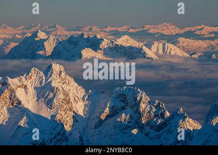 Blick von der Zugspitze auf die Dreitorspitze, im Hintergrund Karwendel, Bayerische Alpen, Garmisch-Partenkirchen, Bayern, Alpen, Deutschland, Europa Stockfoto