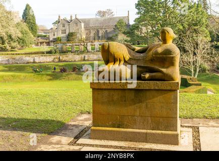 Die Skulptur „Liegende Figur“ 1946 von Henry Moore in Garden, Dartington Hall Estate Gardens, South Devon, England, Großbritannien Stockfoto