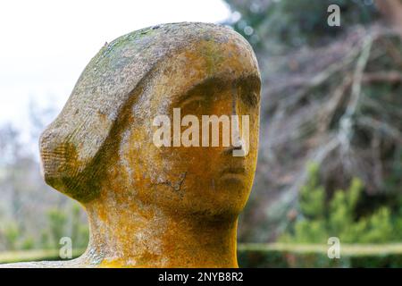 Detail Nahaufnahme des Gesichts, „liegende Figur“ Skulptur 1946 von Henry Moore in Garden, Dartington Hall Landschaftsgärten, South Devon, England, Großbritannien Stockfoto