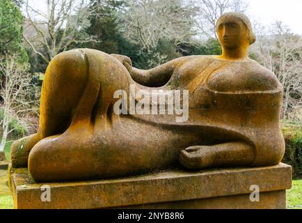 Die Skulptur „Liegende Figur“ 1946 von Henry Moore in Garden, Dartington Hall Estate Gardens, South Devon, England, Großbritannien Stockfoto