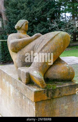 Die Skulptur „Liegende Figur“ 1946 von Henry Moore in Garden, Dartington Hall Estate Gardens, South Devon, England, Großbritannien Stockfoto