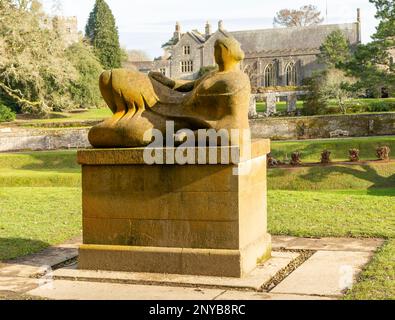 Die Skulptur „Liegende Figur“ 1946 von Henry Moore in Garden, Dartington Hall Estate Gardens, South Devon, England, Großbritannien Stockfoto