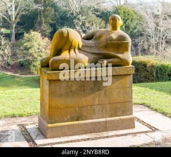 Die Skulptur „Liegende Figur“ 1946 von Henry Moore in Garden, Dartington Hall Estate Gardens, South Devon, England, Großbritannien Stockfoto