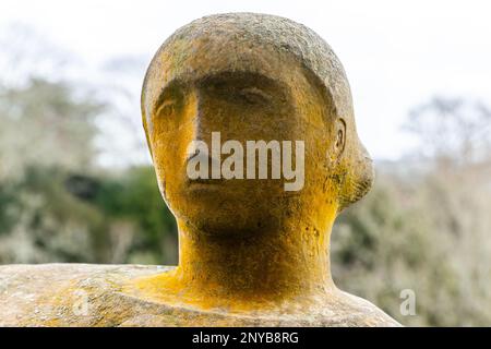 Detail Nahaufnahme des Gesichts, „liegende Figur“ Skulptur 1946 von Henry Moore in Garden, Dartington Hall Landschaftsgärten, South Devon, England, Großbritannien Stockfoto