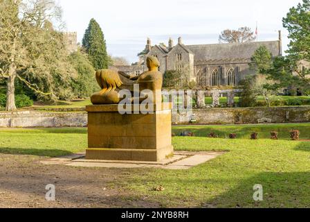 Die Skulptur „Liegende Figur“ 1946 von Henry Moore in Garden, Dartington Hall Estate Gardens, South Devon, England, Großbritannien Stockfoto