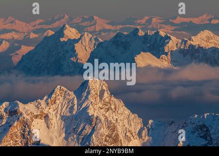 Blick von der Zugspitze auf die Dreitorspitze, im Hintergrund Karwendel, Bayerische Alpen, Garmisch-Partenkirchen, Bayern, Alpen, Deutschland, Europa Stockfoto