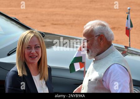 New Delhi, Delhi, Indien. 2. März 2023. Italienische Ministerpräsidentin Giorgia Meloni, empfangen von der indischen Premierministerin Narendra Modi, als sie zu einem feierlichen Empfang im indischen Präsidentenpalast in Neu-Delhi, Indien, am Donnerstag, den 2. März 2023 ankommt. (Kreditbild: © Ravi Batra/ZUMA Press Wire) NUR REDAKTIONELLE VERWENDUNG! Nicht für den kommerziellen GEBRAUCH! Kredit: ZUMA Press, Inc./Alamy Live News Stockfoto