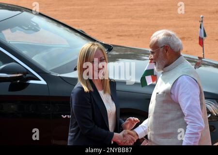 New Delhi, Delhi, Indien. 2. März 2023. Italienische Ministerpräsidentin Giorgia Meloni, empfangen von der indischen Premierministerin Narendra Modi, als sie zu einem feierlichen Empfang im indischen Präsidentenpalast in Neu-Delhi, Indien, am Donnerstag, den 2. März 2023 ankommt. (Kreditbild: © Ravi Batra/ZUMA Press Wire) NUR REDAKTIONELLE VERWENDUNG! Nicht für den kommerziellen GEBRAUCH! Kredit: ZUMA Press, Inc./Alamy Live News Stockfoto