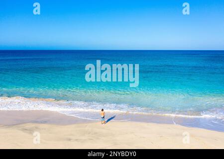 Aus der Vogelperspektive eines Touristen, der an einem abgeschiedenen, wunderschönen Strand steht, während er einen Familienurlaub auf der Insel Sal, Cabo verde, Afrika macht Stockfoto