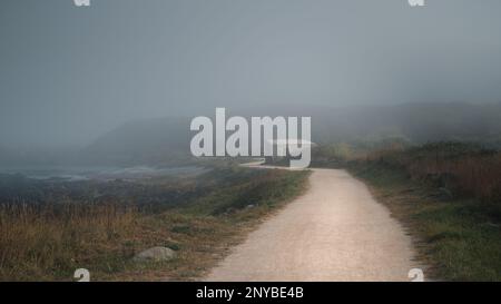 Die Wanderroute zwischen Viana do Castelo und Carreco. Ein nebeliger Morgen während des Camino de Santiago, der portugiesischen Küstenstraße. Stockfoto