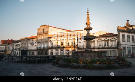 Viana do Castelo Brunnenplatz bei Sonnenaufgang. Wir setzen unsere Route von Camino Portugiesisch in Richtung Carreco fort. Stockfoto