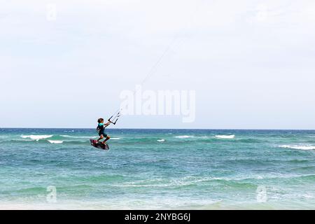 Kitesurfer genießen windige Bedingungen zum Kitesurfen an einem schönen sonnigen Sommertag auf der Insel sal im cabo verde-Archipel im atlantik Stockfoto