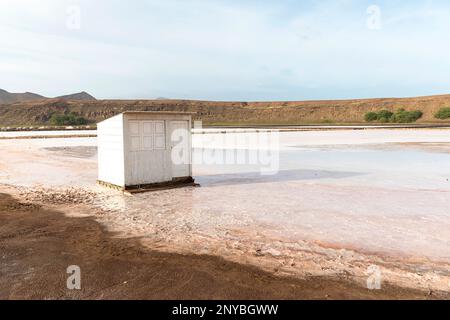 Verlassene alte hölzerne Hütte in spektakulären Salinen von Pedra de Lume in einem Krater eines alten erloschenen Vulkans auf der Insel Sal, Cabo verde, Afrika Stockfoto