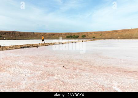 Junge, Tourist, erkunden spektakuläre Salinen von Pedra de Lume in einem Krater eines alten erloschenen Vulkans, Sal Island, Cabo verde Stockfoto