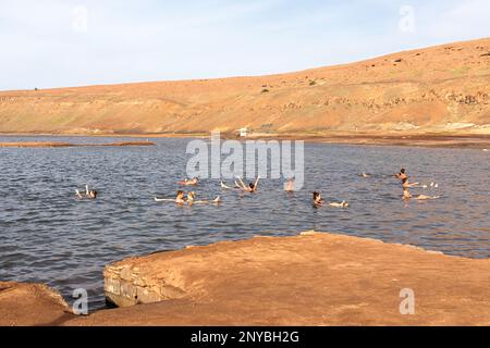 Touristen, schwimmen in einem salzigen See in spektakulären Salinen von Pedra de Lume in einem Krater eines alten erloschenen Vulkans, Sal Island, Cabo verde Stockfoto