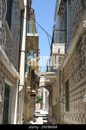 Enge Gassen von Pyrgi Village und Häuser mit dekorativen Motiven in Chios, Griechenland Stockfoto