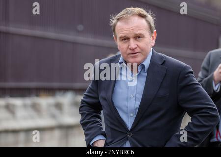 Westminster, London, Großbritannien. 1. März 2023 George Eustice, konservativer Abgeordneter für Camborne und Redruth, ehemaliger Staatssekretär für Umwelt, Ernährung und Angelegenheiten des ländlichen Raums, der nach der PMQ vor dem Parlament spaziert. Foto: Amanda Rose/Alamy Live News Kredit: amanda Rose/Alamy Live News Stockfoto