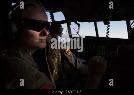 USA Air Force Maj. Sandra Salzman, 37. Airlift Squadron Pilot Physician, sitzt im Cockpit eines C-130J Super Hercules Flugzeugs über Saragoza, Spanien, 27. Januar 2023. Die Übung umfasste drei C-130Js-Flugzeuge, die der 37. AS zugewiesen wurden. Stockfoto