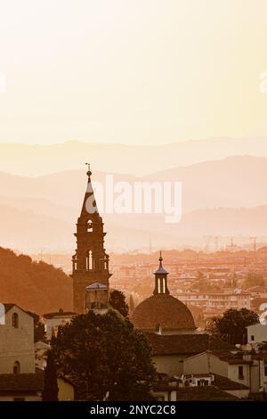 Blick auf die Stadt mit Türmen bei Sonnenuntergang Stockfoto