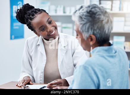 Apotheke, Gesundheitswesen oder Medizin mit einem Kunden und einer schwarzen Apothekerin in einer Apotheke. Medizin, Versicherung und Vertrauen in eine Frauenmedizin Stockfoto