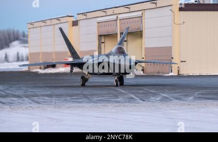 Ein F-22 Raptor, der der 477. Kampfgruppe auf der Joint Base Elmendorf-Richardson zugeteilt wurde, bereitet sich auf den Start am 7. Januar 2023 vor. Stockfoto