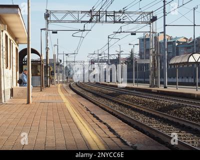 COLLEGNO, ITALIEN - CIRCA JANUAR 2023: Bahnhof Collegno Stockfoto