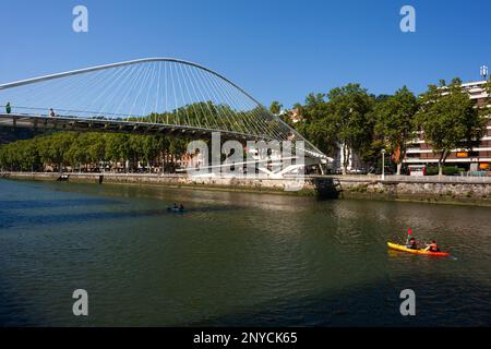 Bilbao, Spanien - 02. August 2022: Der Zubizuri-Basken für die weiße Brücke, auch Campo Volantin-Brücke oder Puente del Campo Volantin genannt, ist unentschieden Stockfoto