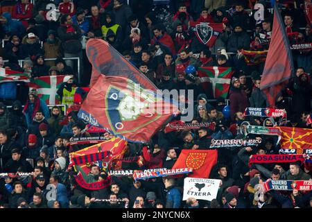 Pamplona, Spanien. 1. März 2023. Sport. Fußball. Zuschauer auf den Tribünen des Stadions El Sadar während des ersten Fußballspiels der Copa del Rey zwischen CA Osasuna und Athletic Club in Pamplona (Spanien) am 1. März 2023. Kredit: Iñigo Alzugaray/Alamy Live News Stockfoto