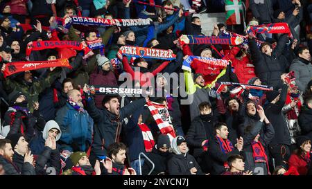 Pamplona, Spanien. 1. März 2023. Sport. Fußball. Zuschauer auf den Tribünen des Stadions El Sadar während des ersten Fußballspiels der Copa del Rey zwischen CA Osasuna und Athletic Club in Pamplona (Spanien) am 1. März 2023. Kredit: Iñigo Alzugaray/Alamy Live News Stockfoto