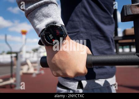 Fitness-Tracker am Arm des Sportlers während eines harten Workouts. Stockfoto