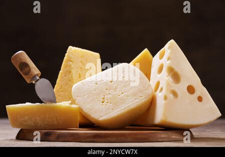 Verschiedene Käsesorten auf Holzhintergrund Stockfoto