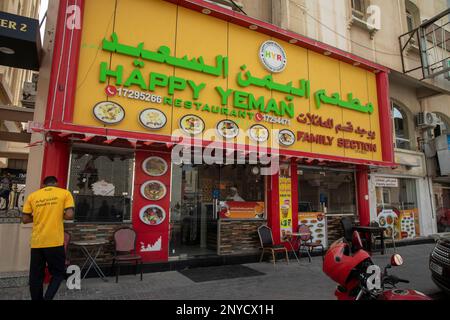 Vorderansicht eines traditionellen jemenitischen Restaurants in Manama, Bahrain, das Besucher mit seinem authentischen Charme und den reichen Aromen des Nahen Ostens einlädt. Stockfoto