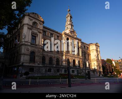 Bilbao, Spanien - 02. August 2022: Blick auf das Bilbao Rathaus bei Sonnenuntergang Stockfoto