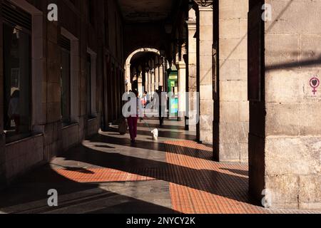 Bilbao, Spanien - 02. August 2022: Arcade in der Erribera Kalea, der Altstadt von Bilbao Stockfoto