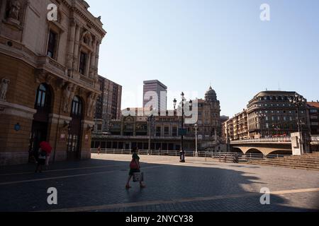Bilbao, Spanien - 02. August 2022: Blick auf das Arriaga-Theater, die Arenal-Brücke am Fluss Nervion und den Bahnhof La Concordia Stockfoto