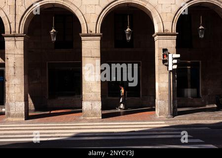 Bilbao, Spanien - 02. August 2022: Arcade in der Erribera Kalea, der Altstadt von Bilbao Stockfoto