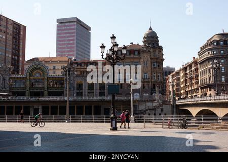 Bilbao, Spanien - 02. August 2022: Blick auf die Arenal-Brücke am Fluss Nervion und den Bahnhof La Concordia Stockfoto