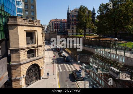 Bilbao, Spanien - 02. August 2022: Uribitarte-Straße mit der Fassade des alten Franco-Depots im Vordergrund, das Albia-Gebäude im Hintergrund Stockfoto