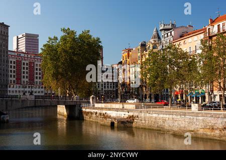 Bilbao, Spanien - 02. August 2022: Blick auf die Häuser am Fluss Nervion in der Altstadt namens Casco viejo Stockfoto