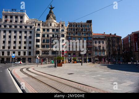 Bilbao, Spanien - 02. August 2022: Blick auf das berühmte Gebäude in der Calle Arenal Stockfoto