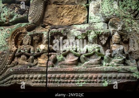 Details von verwitterten und beschädigten Steinschnitzereien an der Wand an den renovierten Ruinen des Preah Khan Tempels in der Angkor Gegend nahe Siem Reap in Cambod Stockfoto