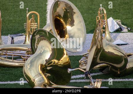 High-School-Bandinstrumente aus der Nähe des Fußballs. Hochwertiges Foto Stockfoto