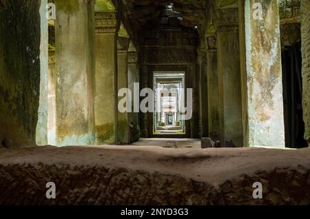 Ein Steingang, der durch die renovierten Ruinen des Preah-Khan-Tempels in der Gegend von Angkor in der Nähe von Siem Reap in Kambodscha verläuft. Stockfoto