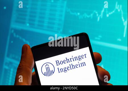 China. 19. Februar 2023. In dieser Fotoabbildung ist das Logo des forschungsorientierten deutschen Pharmaunternehmens Boehringer Ingelheim auf einem Smartphone mit einer Grafik des Börsenindex im Hintergrund zu sehen. Kredit: SOPA Images Limited/Alamy Live News Stockfoto